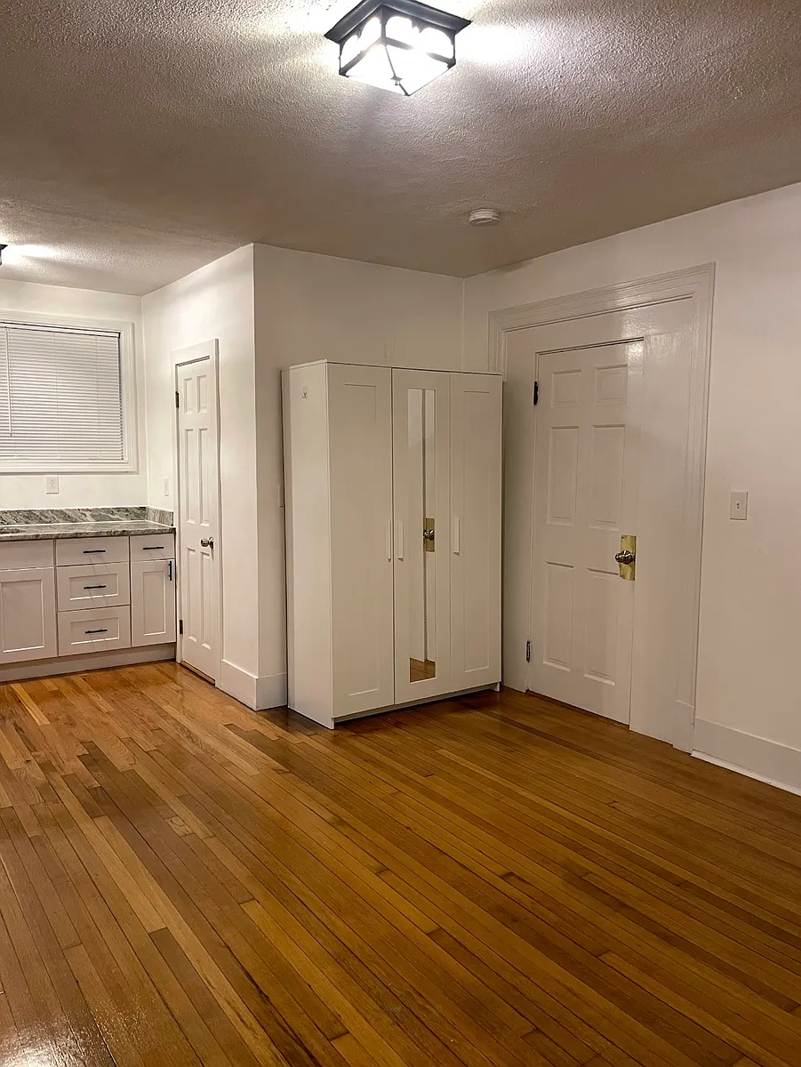 Building Photo - 92 Walpole St #1-L