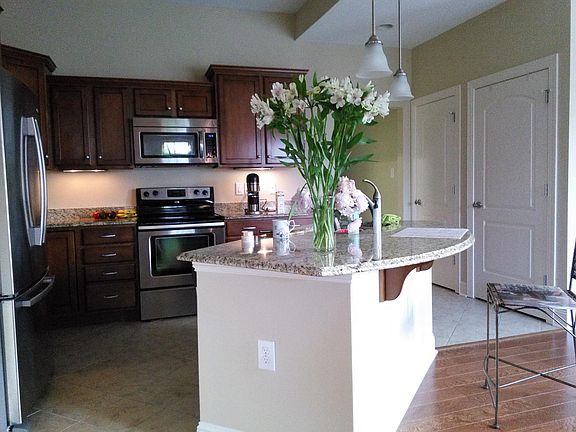 Kitchen w/granite island