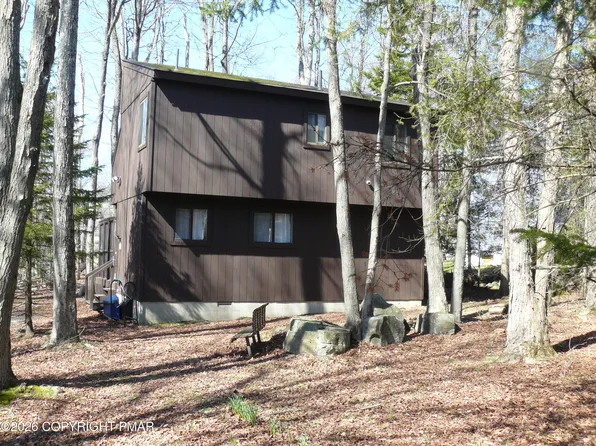 1148 Country Place Dr, Tobyhanna, PA 18466