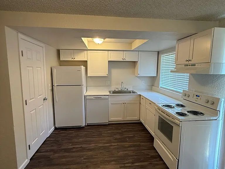 130 Stanford Dr — Photo 3