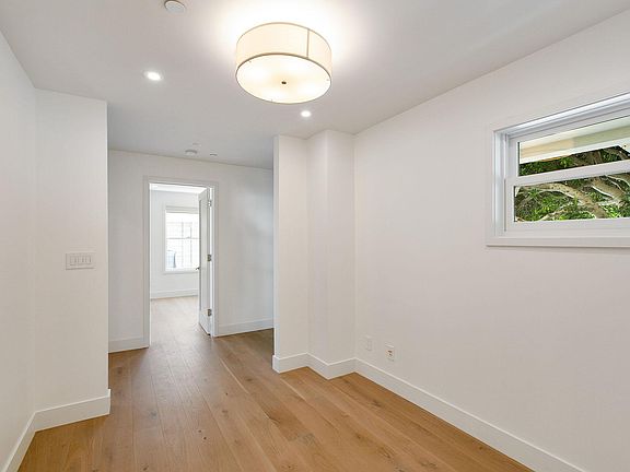 2nd image of 834 Duboce Ave
