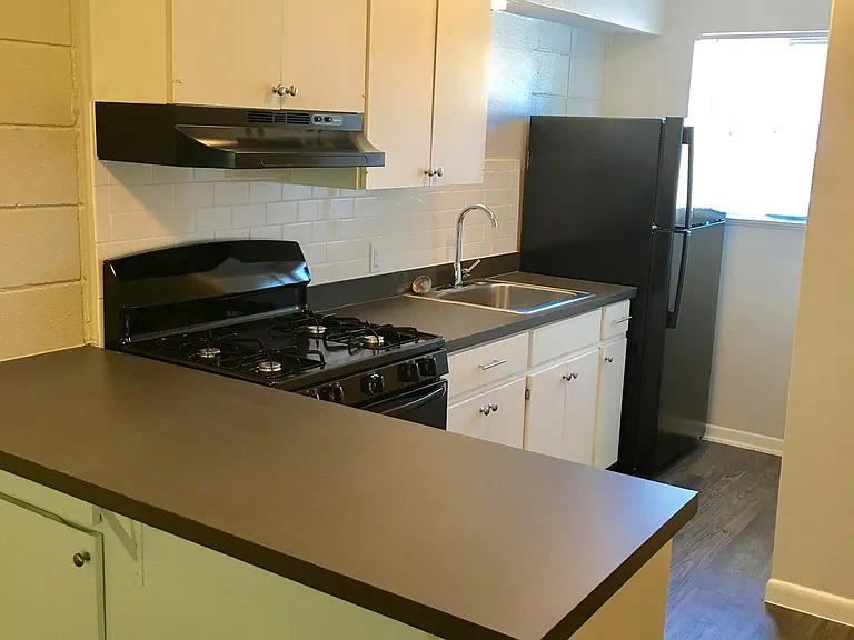 Elmwood Pl. Apts. — Photo 22