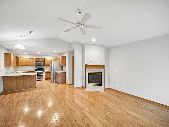 4th image of 109 SW Hickory Gln
