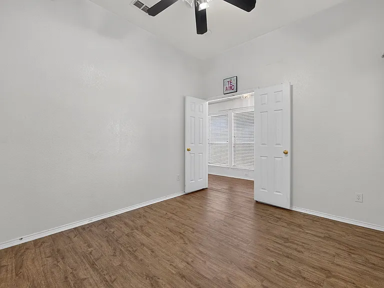 803 E Alexander Ln — Photo 8