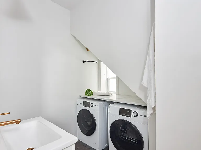 331 Catherine St — Photo 14