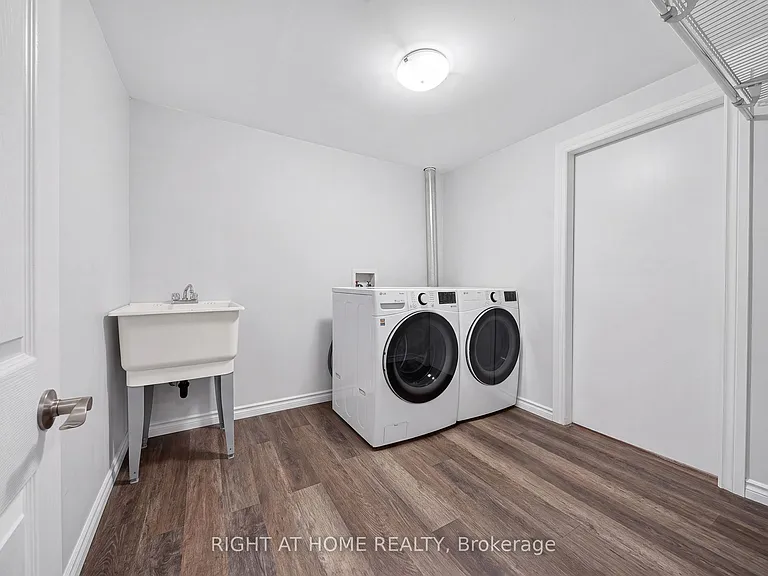1599 Sandgate Cres #LOWER — Photo 22