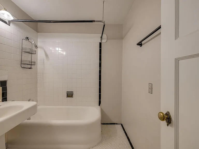 2516 N Hudson Ave #201 — Photo 3