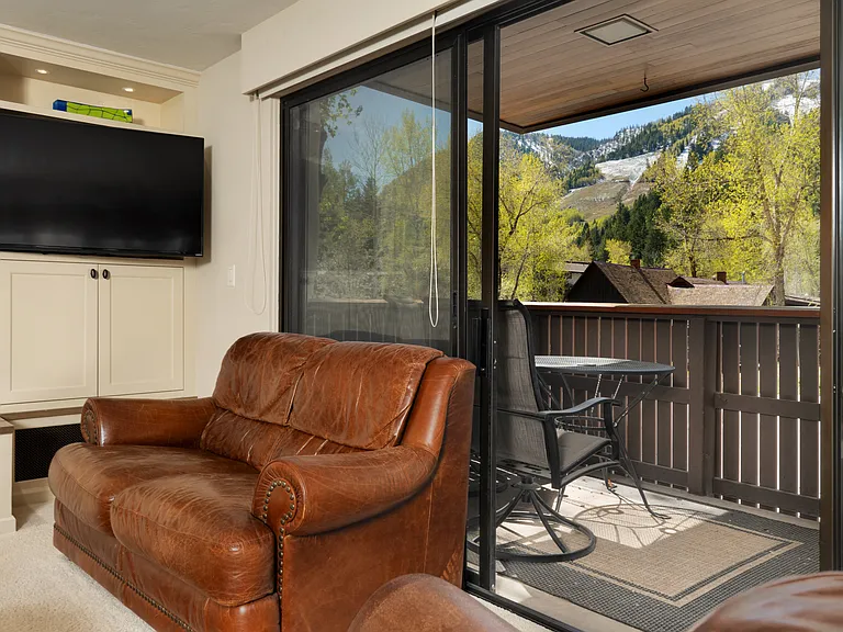 400 W Hopkins Ave #5 — Photo 3