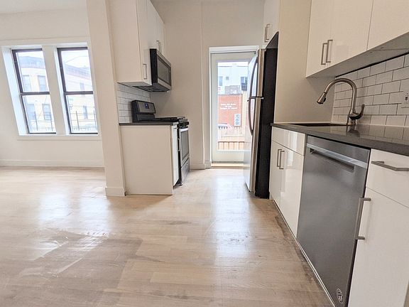 5th image of 220 E 23rd St #1D