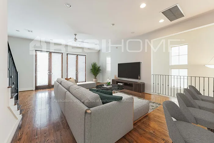 2210 Radcliffe St — Photo 4