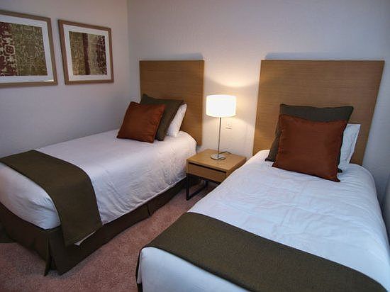 RO3T2728CS-twin-bedroom