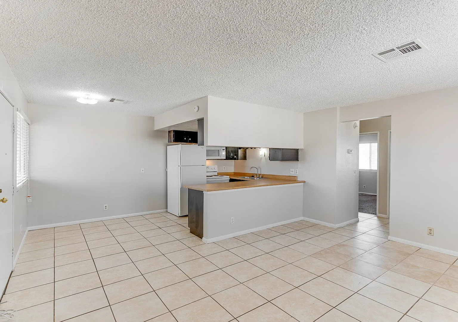 Charming & Cozy 2-Bedroom Upstairs Apartment Bright, Comfortable & Full of Character! — Photo 1