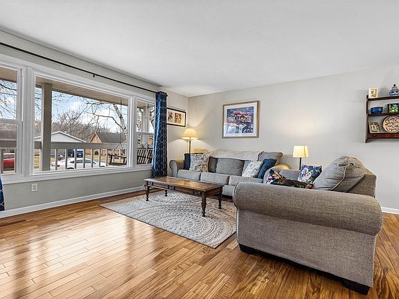 4th image of 5936 Sandringham Ln