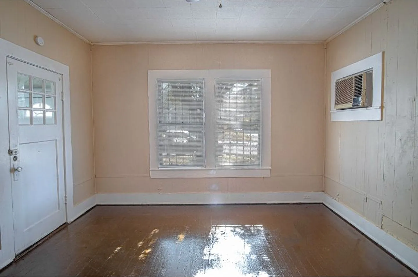 2 BR 1 BA Gorgeous Home Near Downtown — Photo 3