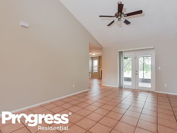 3rd image of 450 Autumn Oaks Pl