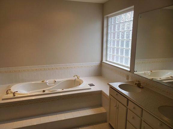 3rd image of 924 Dogwood Ln