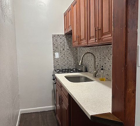 3rd image of 226 W 136th St APT 2R