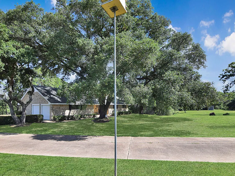 10920 Hartrick Bluff Rd — Photo 2
