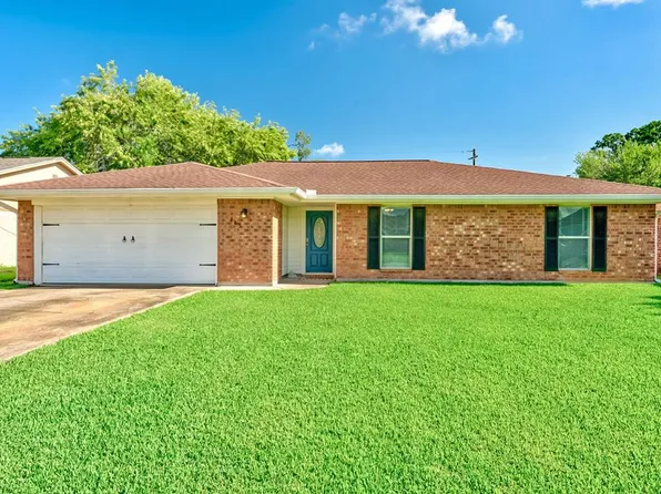 285 Circle Dr, Bridge City, TX 77611