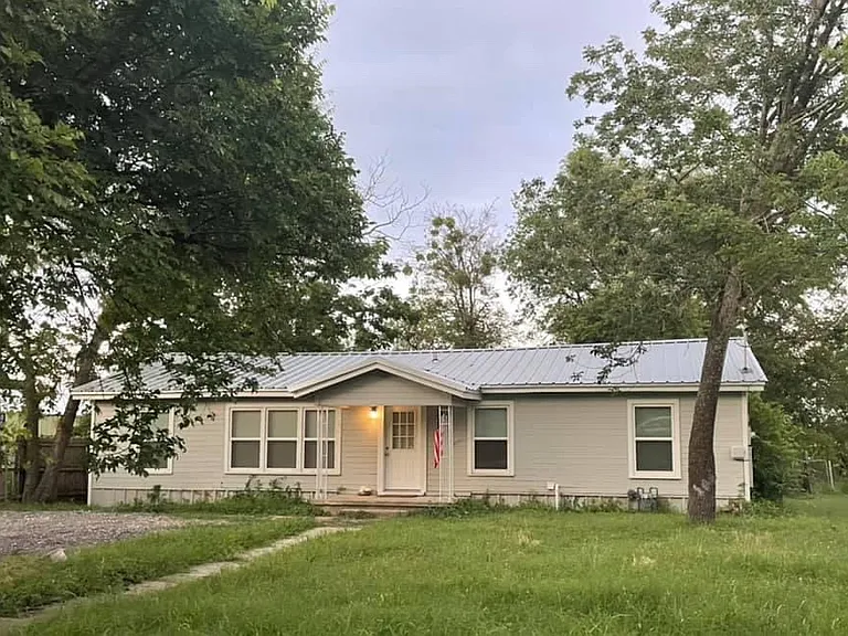 110 W Birch St — Photo 1
