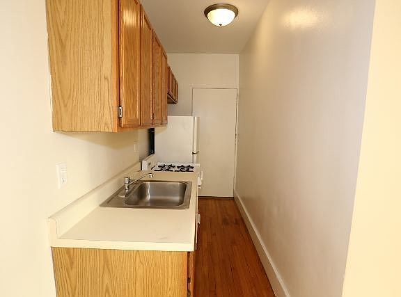 2nd image of 951 W Cornelia Ave APT 3C