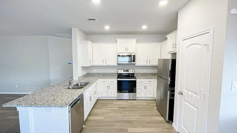 3 bed, 2.0 bath, 1584 sqft, $1,995 — Photo 3
