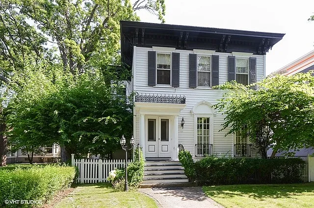325 Davis St photo 1