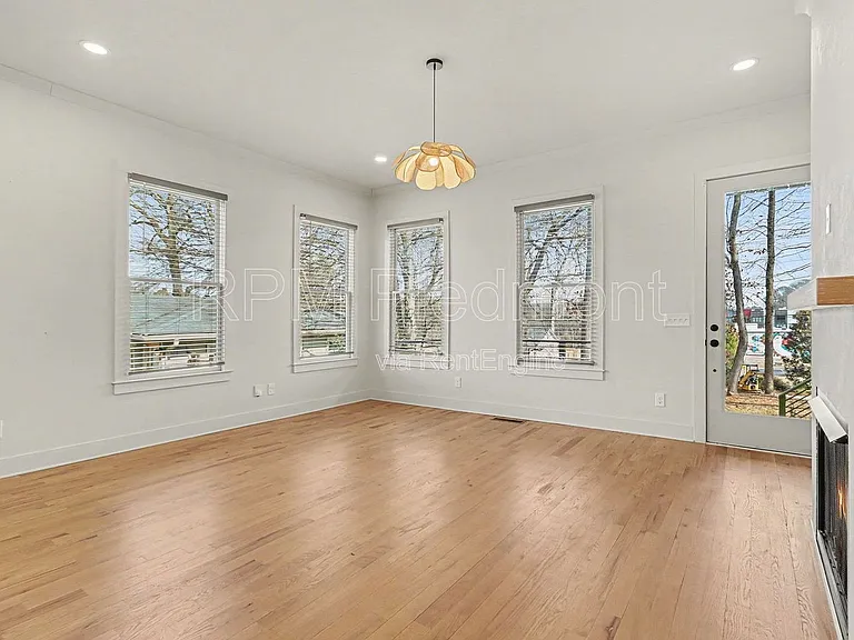 1081 Hill St SE #B — Photo 10