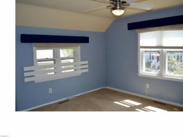 203 Bell St, Chagrin Falls, OH 44022