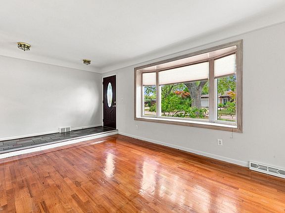 4th image of 29503 Dover Ave