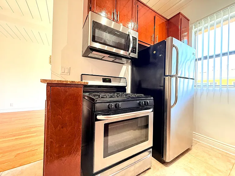 1376 N. Serrano Avenue — Photo 33