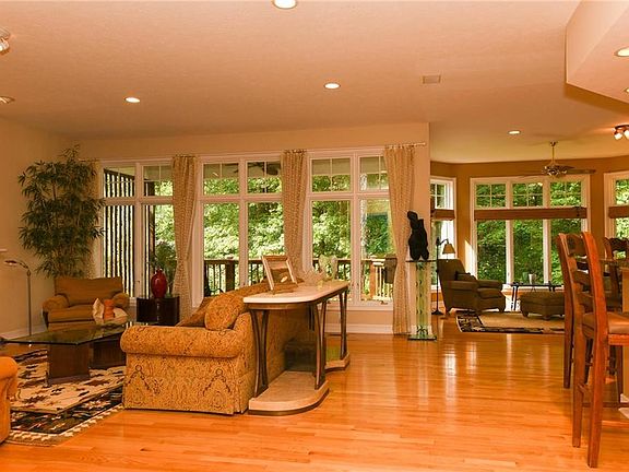 3rd image of 9709 Oakhaven Ct
