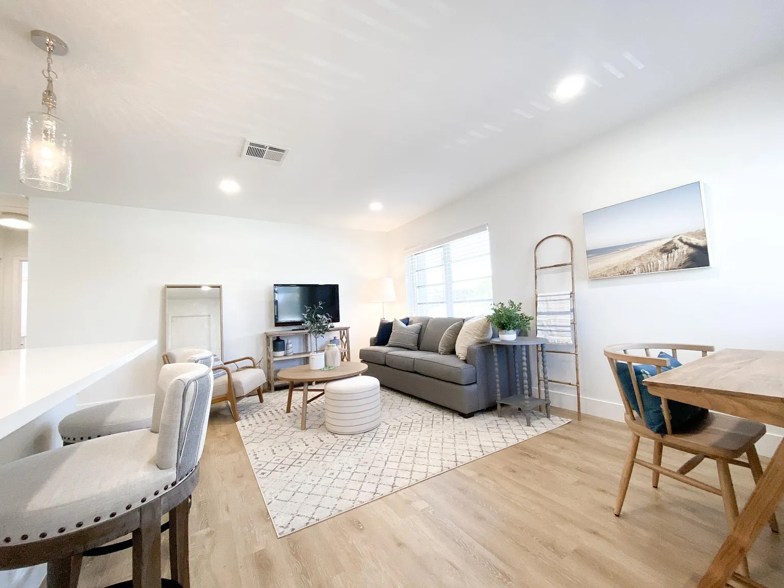 1 bed, 700 sqft, $2,300 — Photo 2
