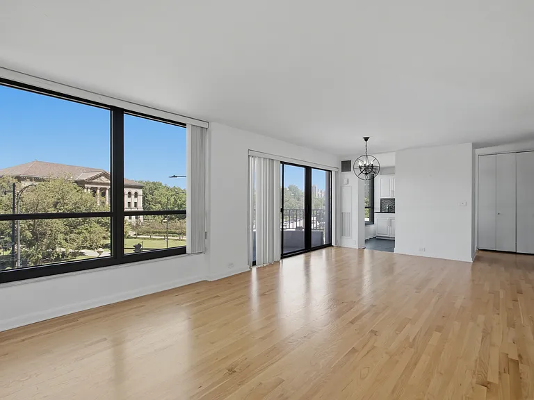 2020 N Lincoln Park W #2F — Photo 3