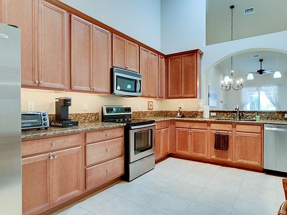 3rd image of 6455 Oxford Cir