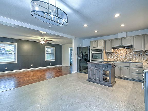 4th image of 128 Adrian Dr