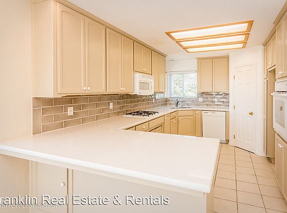 4th image of 555 Whidbey St