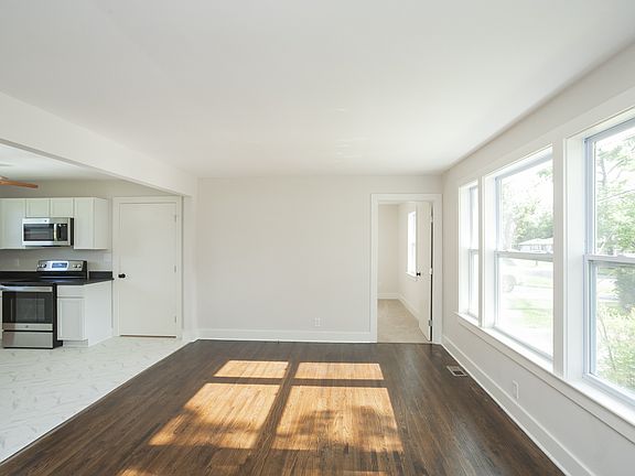 4th image of 3232 Moorewood Dr
