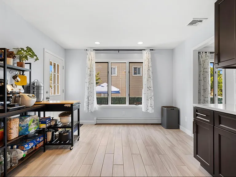 2 York Ave — Photo 6