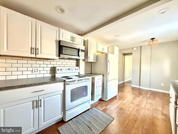 4th image of 15 Bradley Ave