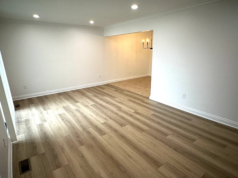 8565 Hampshire Dr — Photo 3