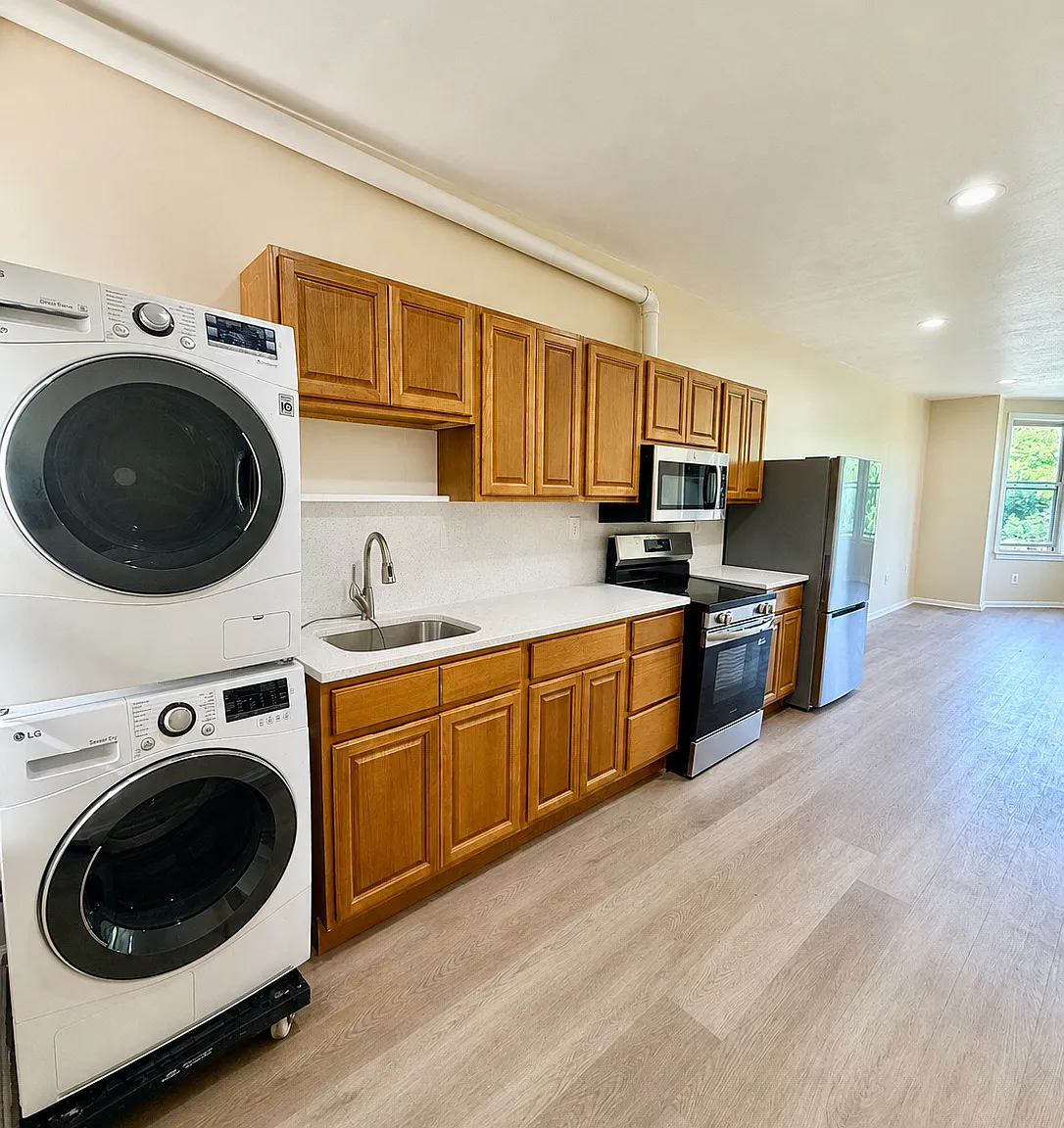 Park-Front 1-Bedroom with In-Unit Laundry and Pet-Friendly Living — Photo 4
