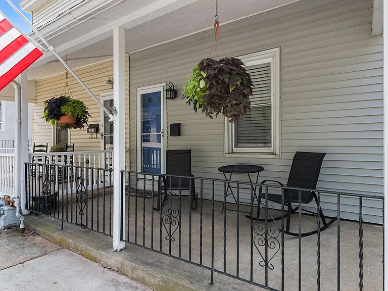 437 Ford St — Photo 3