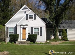 8297 Mapleway Dr, Olmsted Falls, OH 44138