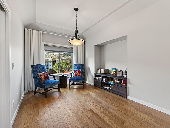 5th image of 979 Regent Cres