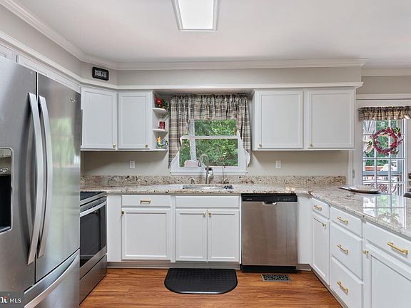4th image of 704 Alamo Ln