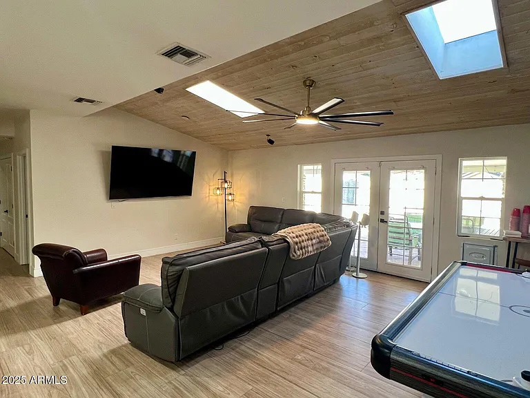 219 W Harmont Dr — Photo 10