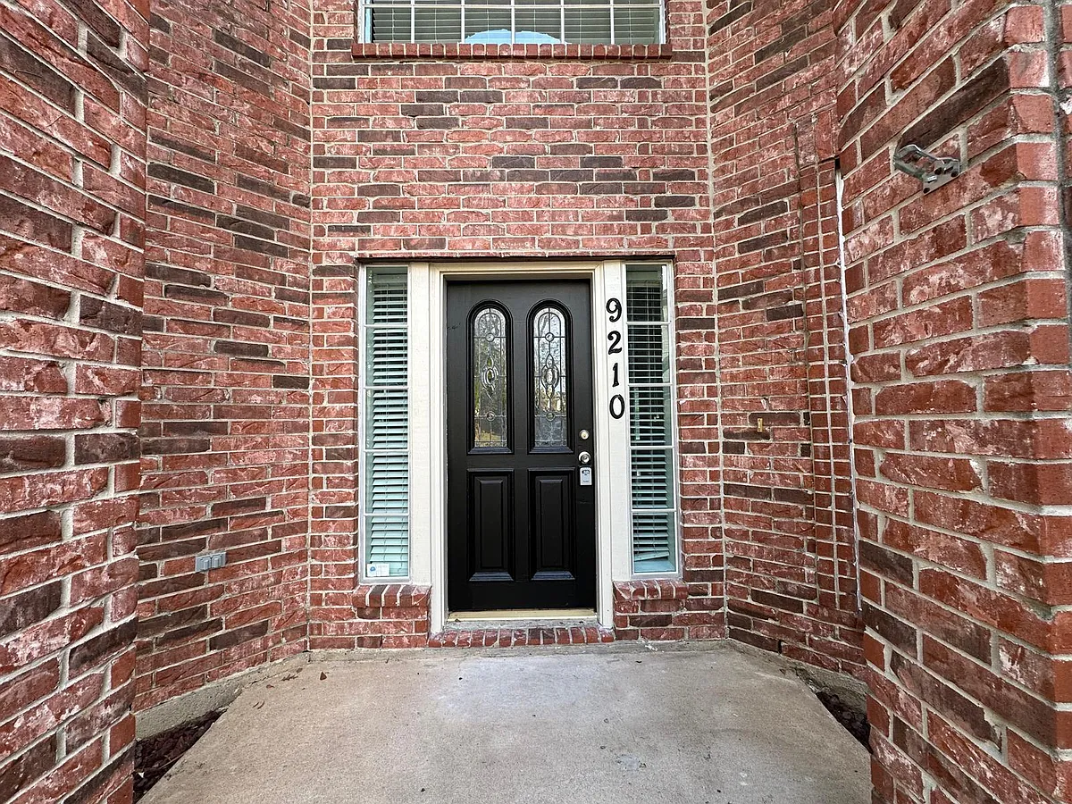 Building Photo - 9210 Memorial Grove Dr