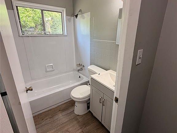 3rd image of 10304 Earl Dr