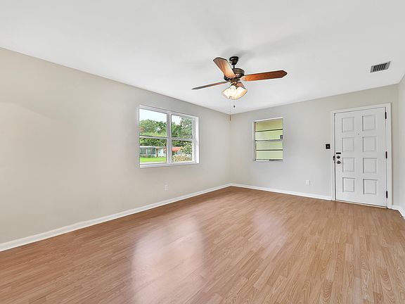 5th image of 6011 Maple Leaf Dr S